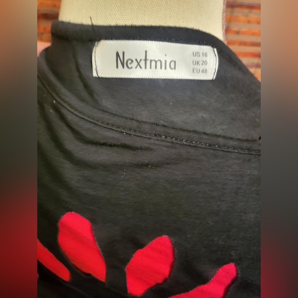 👚5for$15!🕶️ Cute heart top. - Picture 2 of 5